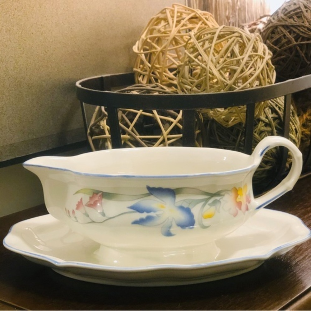 Villeroy & Boch Riviera Gravy/Sauce Boat With Attached Base Plate